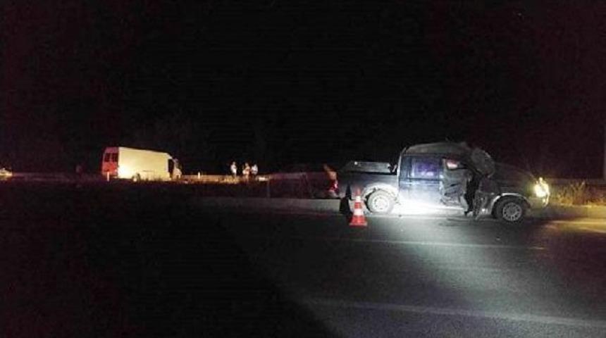 Denizli'de Kamyonetle Minib&uuml;s &Ccedil;arpıştı: 1 &Ouml;l&uuml;, 2 Yaralı
