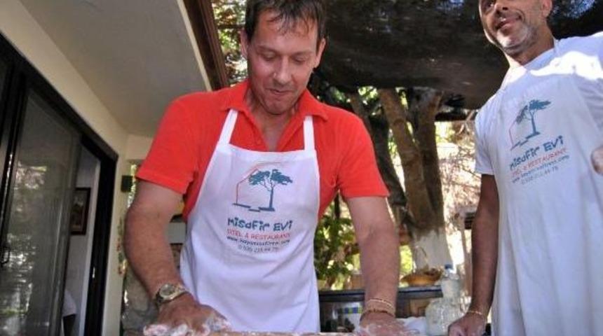 Yemek Siparişi Veren Turiste, "birlikte Pişirelim" Teklifi