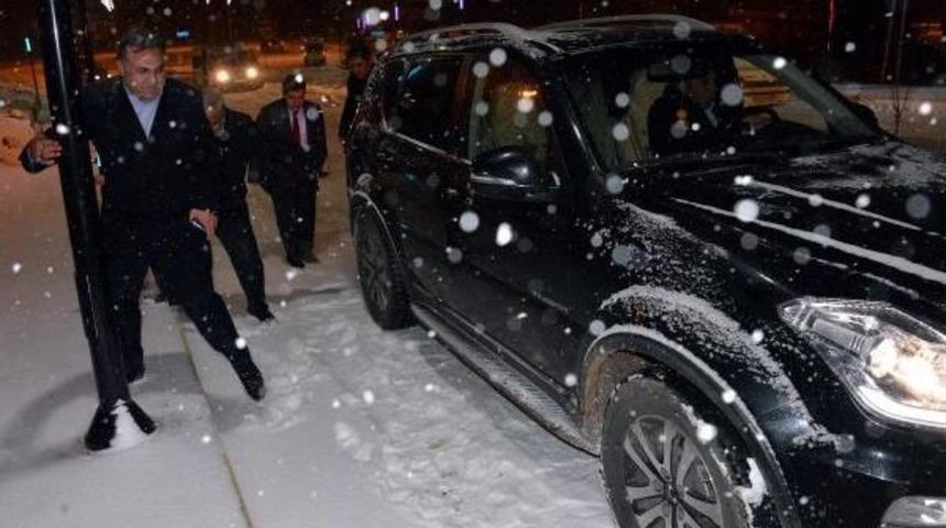 Başkanın Otomobilini İten Milletvekili Eziliyordu