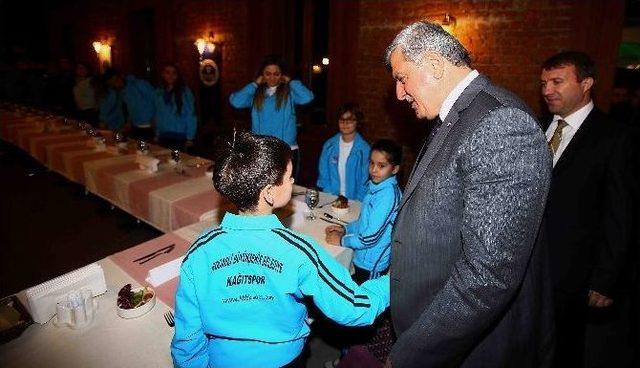 Başkan Karaosmanoğlu, Başarılı Sporcularla Buluştu 1