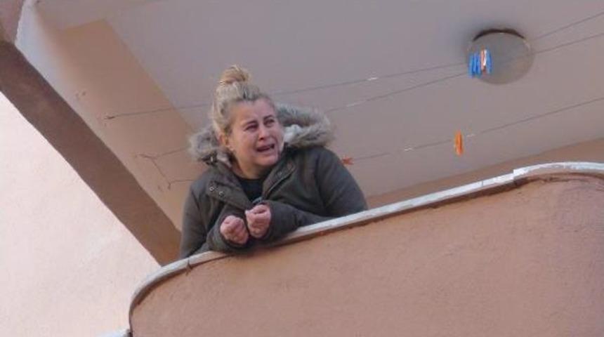 Eşi D&ouml;v&uuml;p Eve Kilitledi, Polis Ve İtfaiye Kurtardı