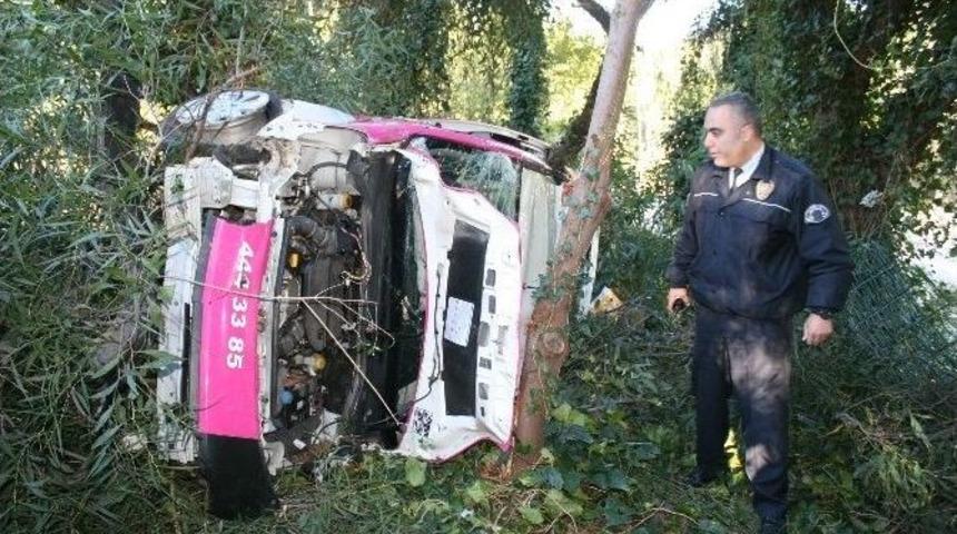 Hızını Alamayan Otomobil Otel Bah&ccedil;esine Daldı