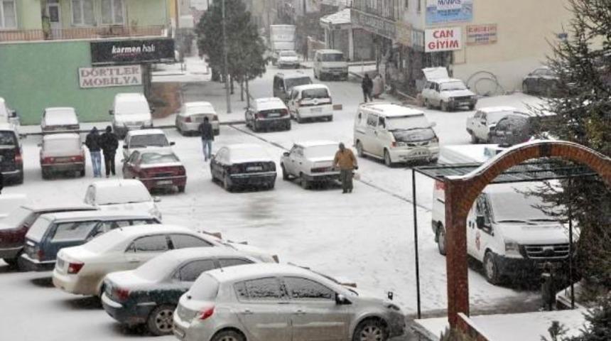 Sorgun'da Kar Yağışı &Ccedil;ocukları Sevindirdi