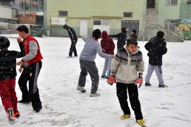 Sorgun'da Kar Yağışı Çocukları Sevindirdi