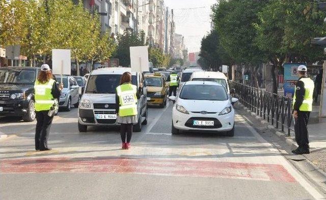 Öğrenciler Sürücülere Emniyet Kemerinin Önemini Anlattı