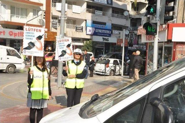 Öğrenciler Sürücülere Emniyet Kemerinin Önemini Anlattı