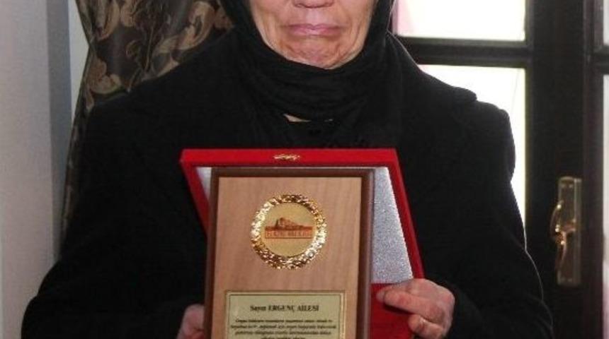 Anneye En Acı Plaket