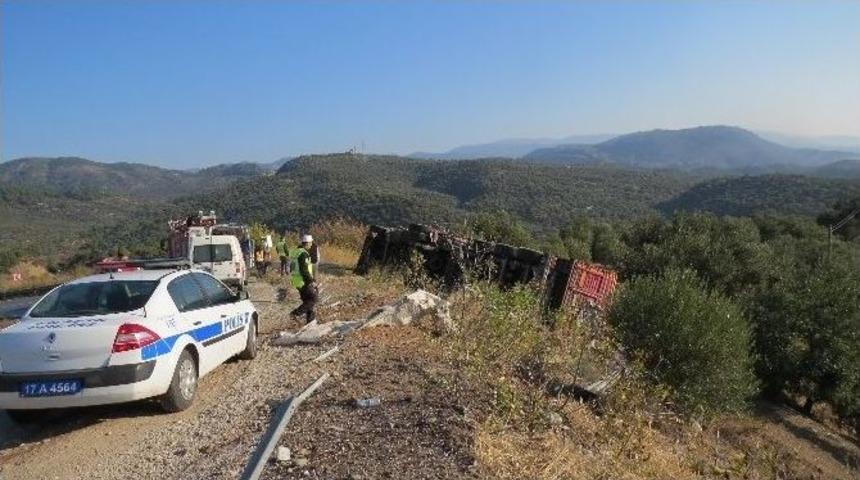 K&uuml;spe Y&uuml;kl&uuml; Kamyon Devrildi; 1 Yaralı