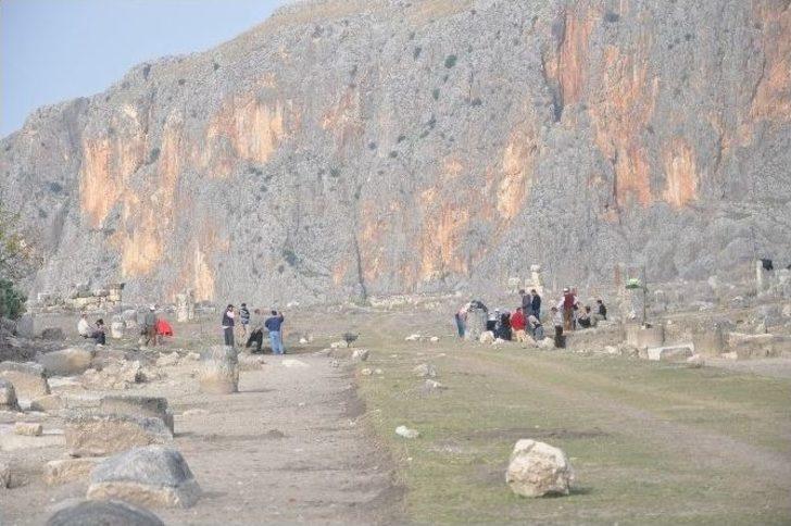 Anavarza Antik Kenti’nde Taşlar Yerine Oturacak G1