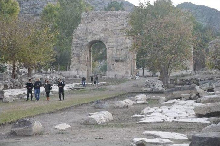 Anavarza Antik Kenti’nde Taşlar Yerine Oturacak G2