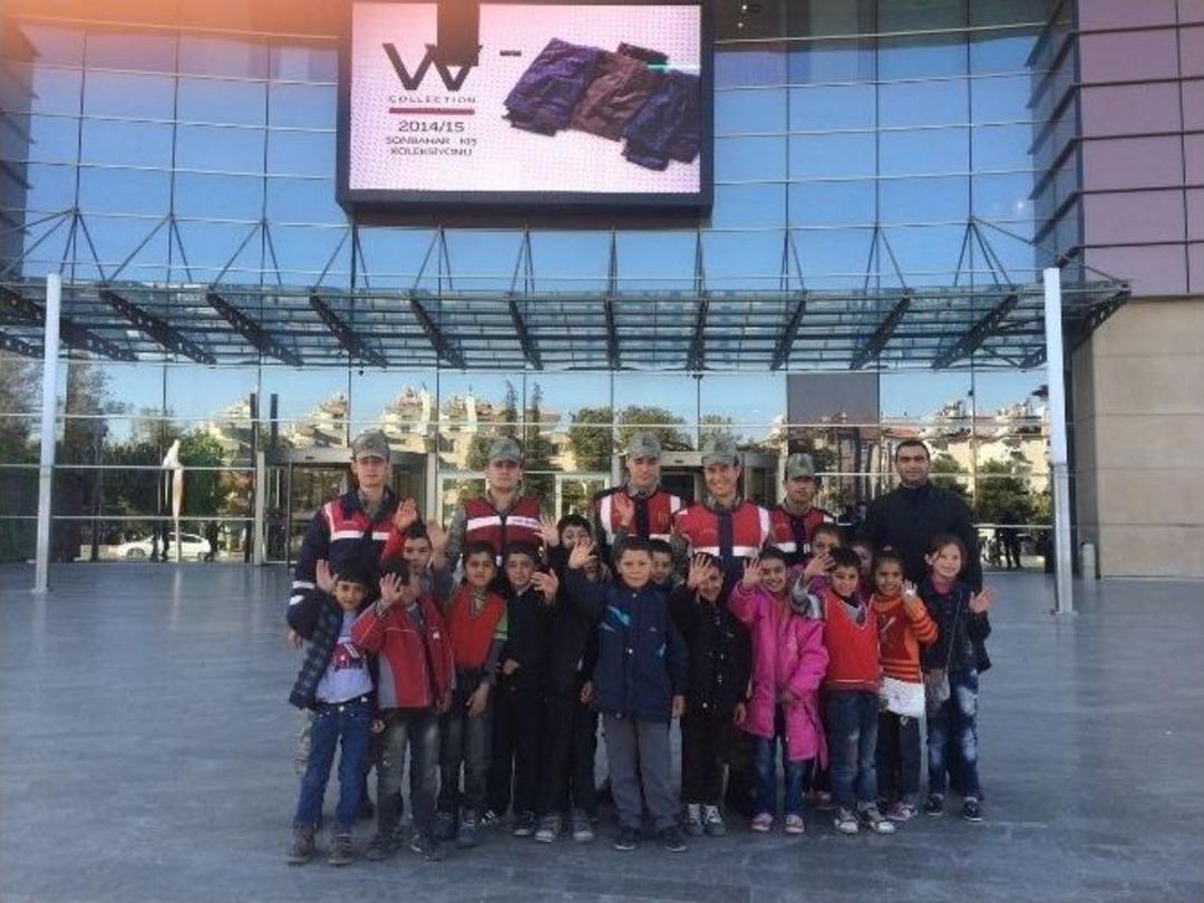 Jandarma Sayesinde, K&ouml;y &Ccedil;ocukları Hayatlarında İlk Kez Sinema İle Tanıştı