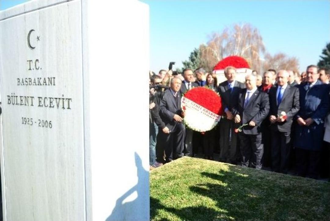 Eski Başbakanlardan B&uuml;lent Ecevit Mezarı Başında Anıldı