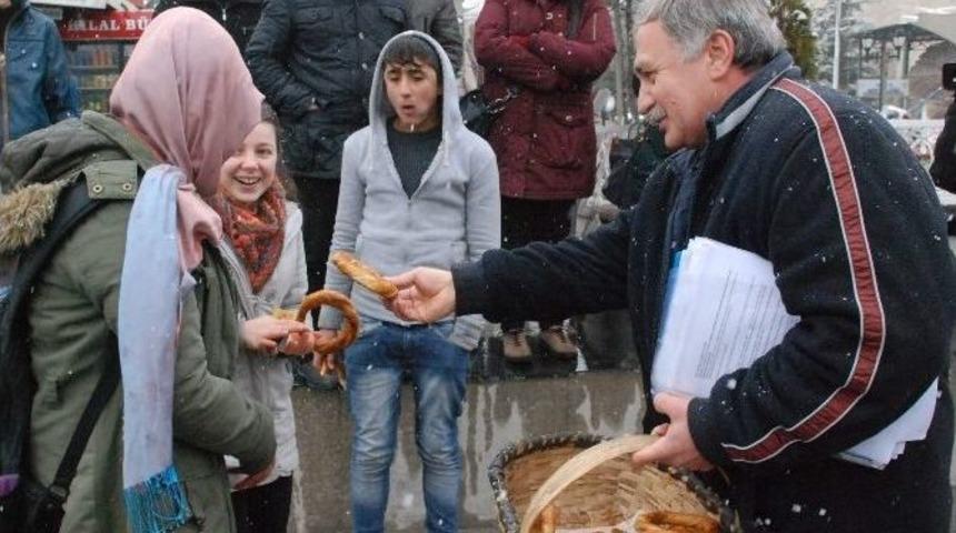 Gazeteci, Tazminat Parası İle Simit Ve Pasta Dağıttı