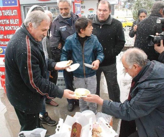Gazeteci, Tazminat Parası İle Simit Ve Pasta Dağıttı 1