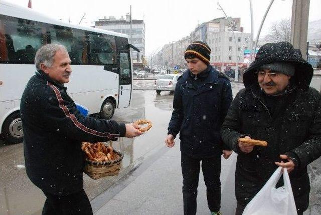 Gazeteci, Tazminat Parası İle Simit Ve Pasta Dağıttı 2