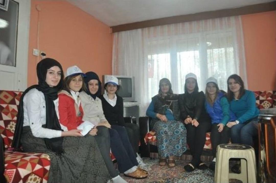 Gen&ccedil;lik Merkezi Aşure Dağıttı