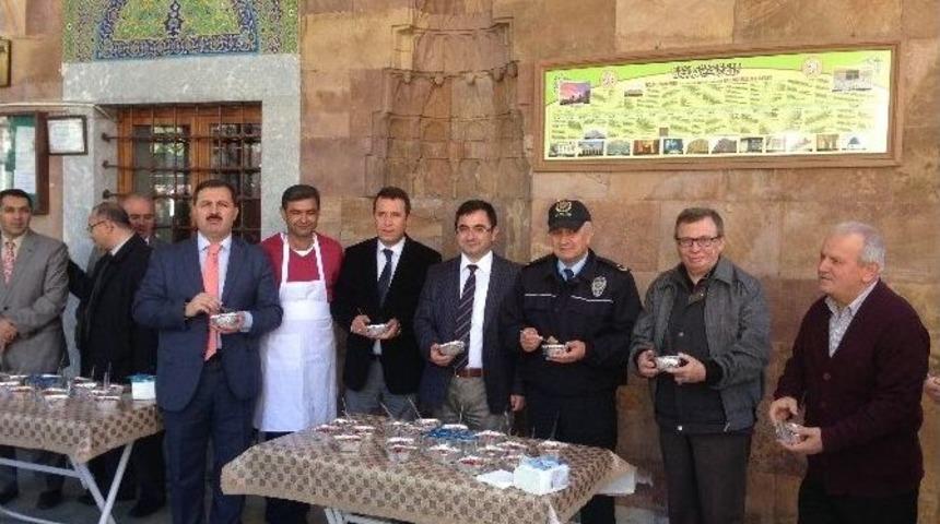 Tekeli Kardeşler Bin Kişilik Aşure Dağıttı