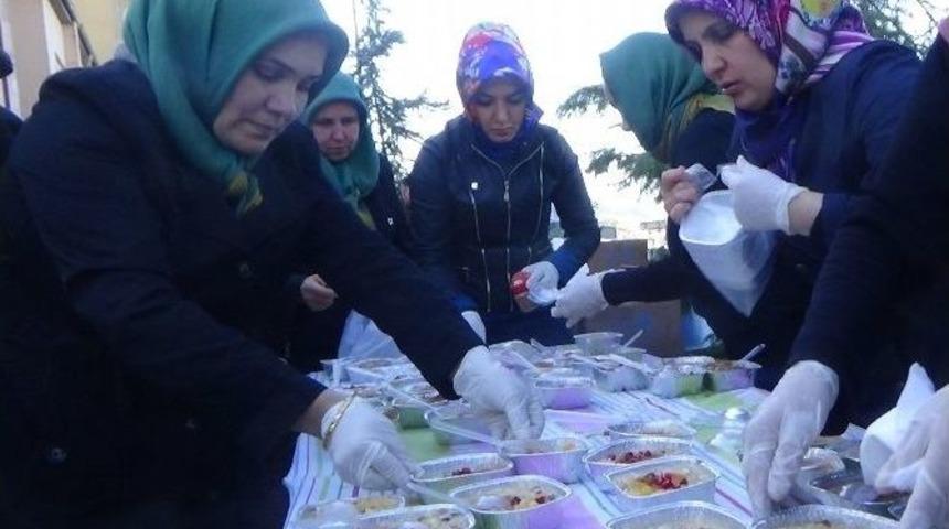 Giresun&rsquo;da Vatandaşlara Aşure Dağıtıldı