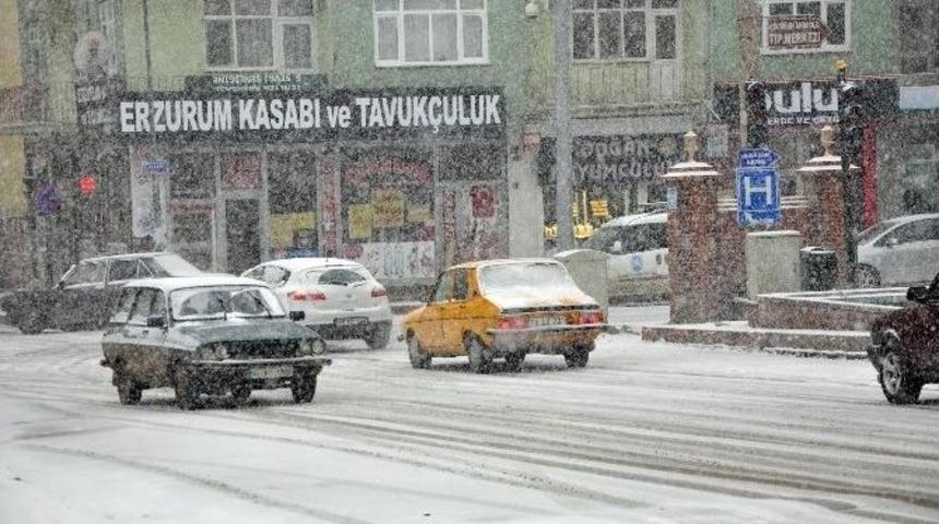 Yozgat&rsquo;ta Kar Yağışı Şehri Beyaza B&uuml;r&uuml;d&uuml;