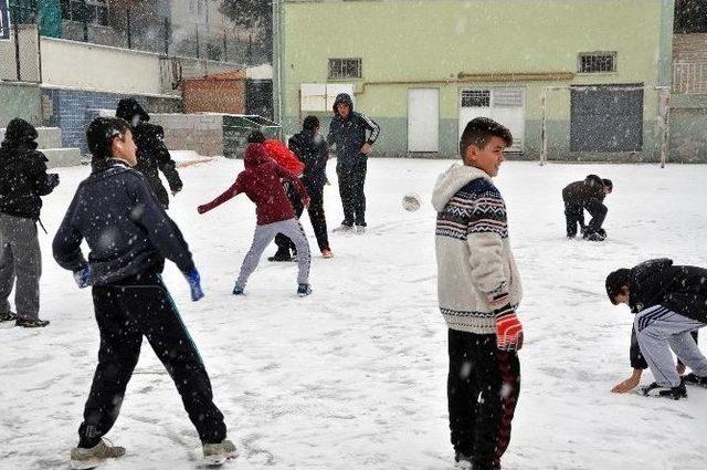 Yozgat&rsquo;ta Kar Yağışı Şehri Beyaza B&uuml;r&uuml;d&uuml; 1