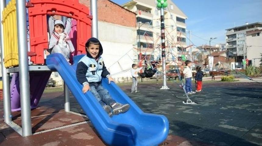 Ge&ccedil;it Mahallesi İki Yeni Parka Kavuştu