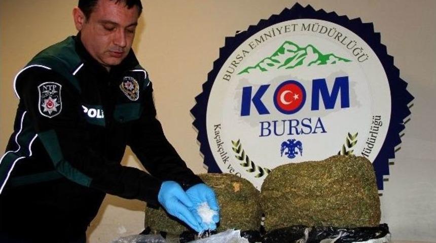 Nefes Kesen Kovalamaca Sonucu Yakalanan Kamyonetten 8 Kilo Esrar &Ccedil;ıktı