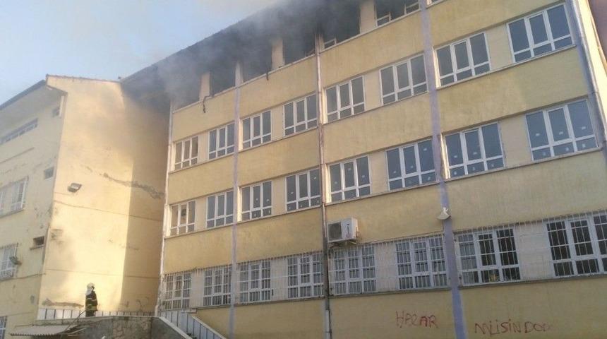 Kullanılmayan Okulda &Ccedil;ıkan Yangın Korkuttu