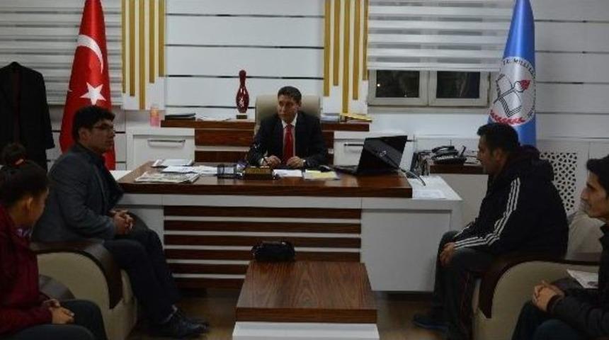 Başarılı &Ouml;ğrenciler İl Milli Eğitim M&uuml;d&uuml;r&uuml; Ali Tatlı&rsquo;yı Ziyaret Etti.