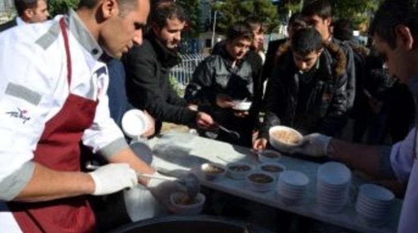 Gen&ccedil;lere Aşure İkram Edildi