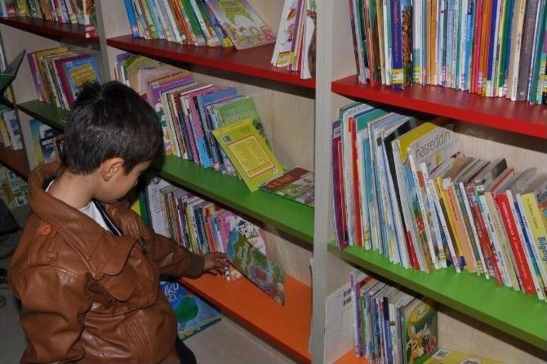 İlkokul 2 Sınıf &Ouml;ğrencileri Ve Velileri K&uuml;t&uuml;phaneye &Uuml;ye Oldu