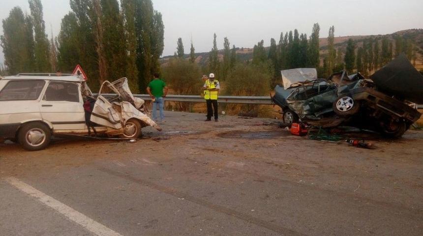 İki Otomobil &Ccedil;arpıştı: 1 &Ouml;l&uuml;, 3 Yaralı