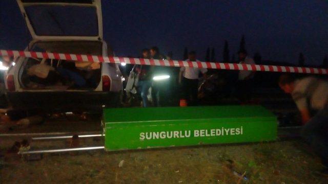 İki Otomobil &Ccedil;arpıştı: 1 &Ouml;l&uuml;, 3 Yaralı 1