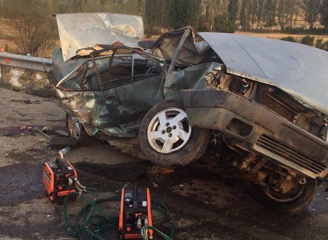 İki Otomobil &Ccedil;arpıştı: 1 &Ouml;l&uuml;, 3 Yaralı 2