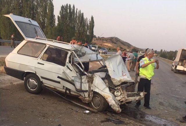 İki Otomobil &Ccedil;arpıştı: 1 &Ouml;l&uuml;, 3 Yaralı 3