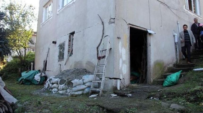 Rize&rsquo;de Toprak Kayması Y&uuml;z&uuml;nden Altı Ev Boşaltıldı
