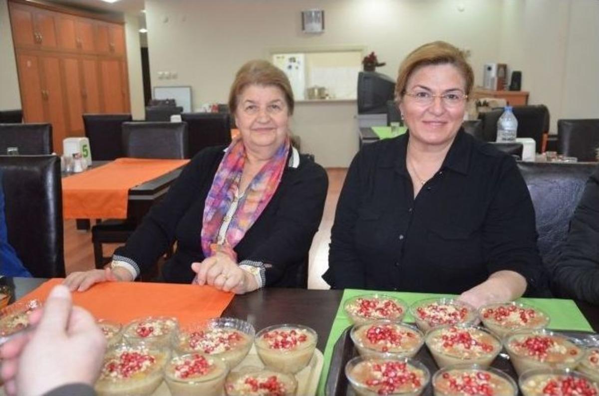 Yardım Sevenler Aşure Dağıttı