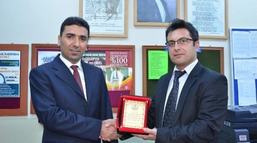 Yılın &Ouml;ğretmeni &Ouml;nder Şanlı&rsquo;ya Plaket Verildi