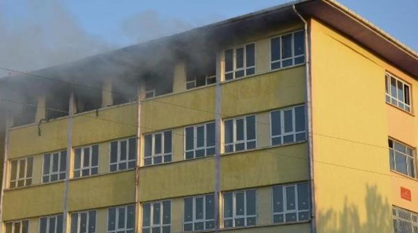 Kullanılmayan Okul Binasında Yangın &Ccedil;ıktı