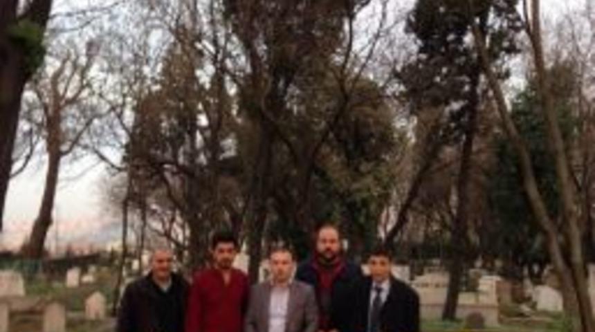 &Uuml;lk&uuml;c&uuml;ler S.ahmet Arvasi&rsquo;nin Kabri Başındaki Bayrağı Yeniledi