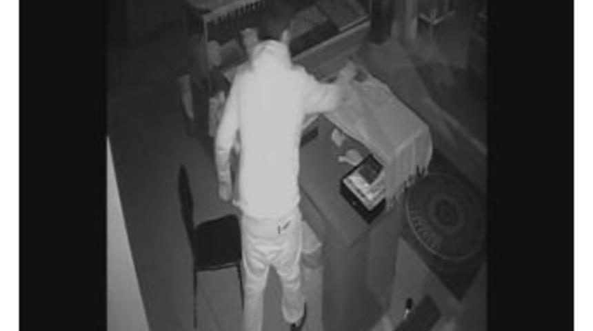 Hırsızlar G&uuml;venlik Kamerasına Yakalandı