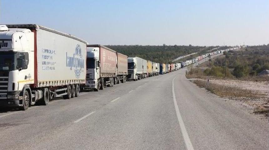 Bulgar G&uuml;mr&uuml;ğ&uuml; &Ccedil;alışmadı, Tır Kuyrukları Uzadık&ccedil;a Uzadı