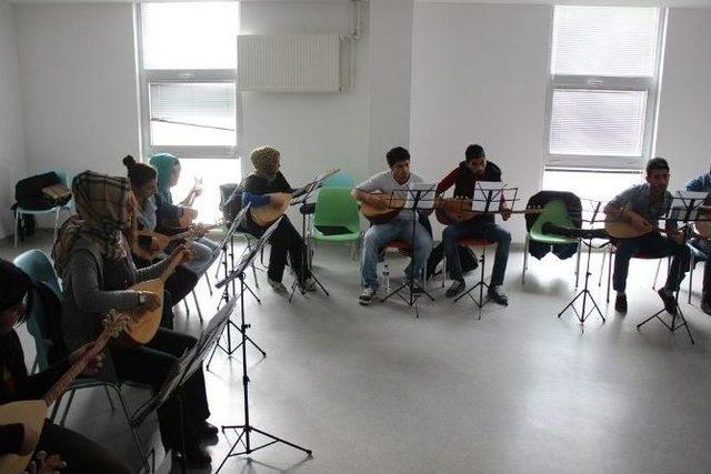 &Uuml;cretsiz Kurslara Yoğun İlgi 1