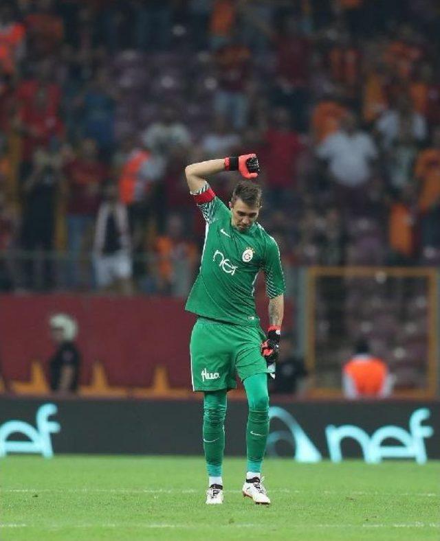 Muslera Maç Sonu 3'lü Çektirdi