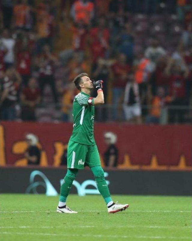 Muslera Maç Sonu 3'lü Çektirdi