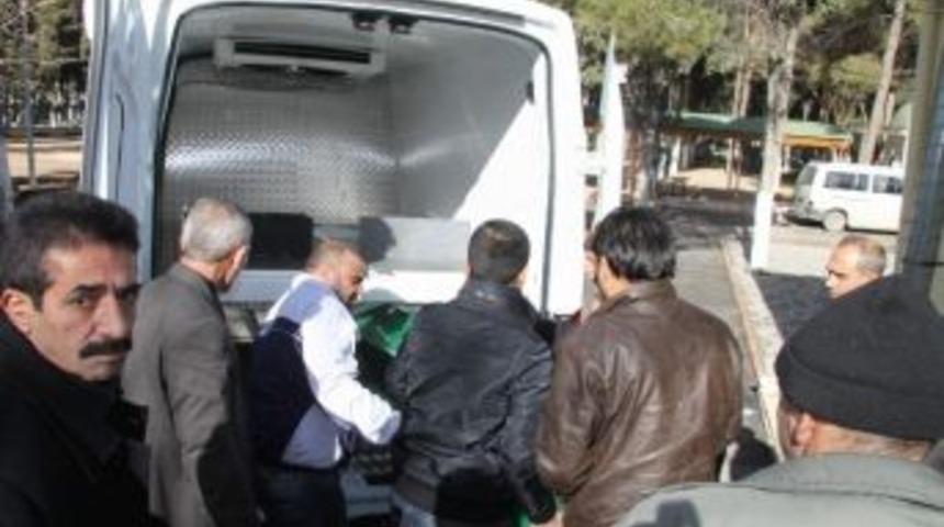 Arabasına Boya D&ouml;k&uuml;ld&uuml; Diye &Ouml;ld&uuml;rd&uuml;