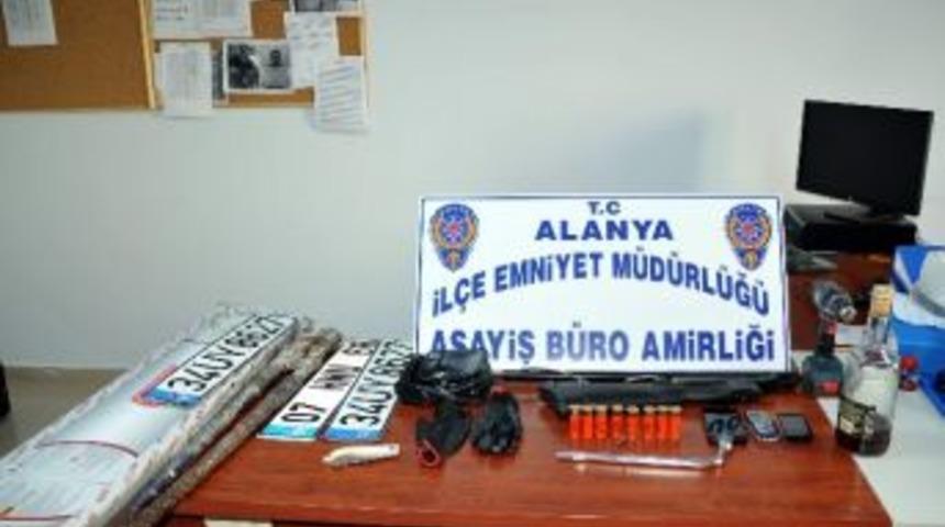 Polisi G&ouml;ren Hırsızlar G&ouml;zc&uuml;y&uuml; Unutup Ka&ccedil;tı