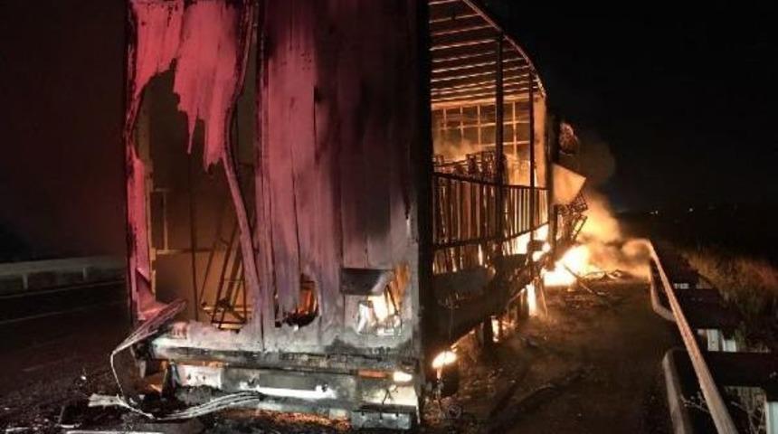 Bursa'da Mobilya Y&uuml;kl&uuml; Tır Yandı