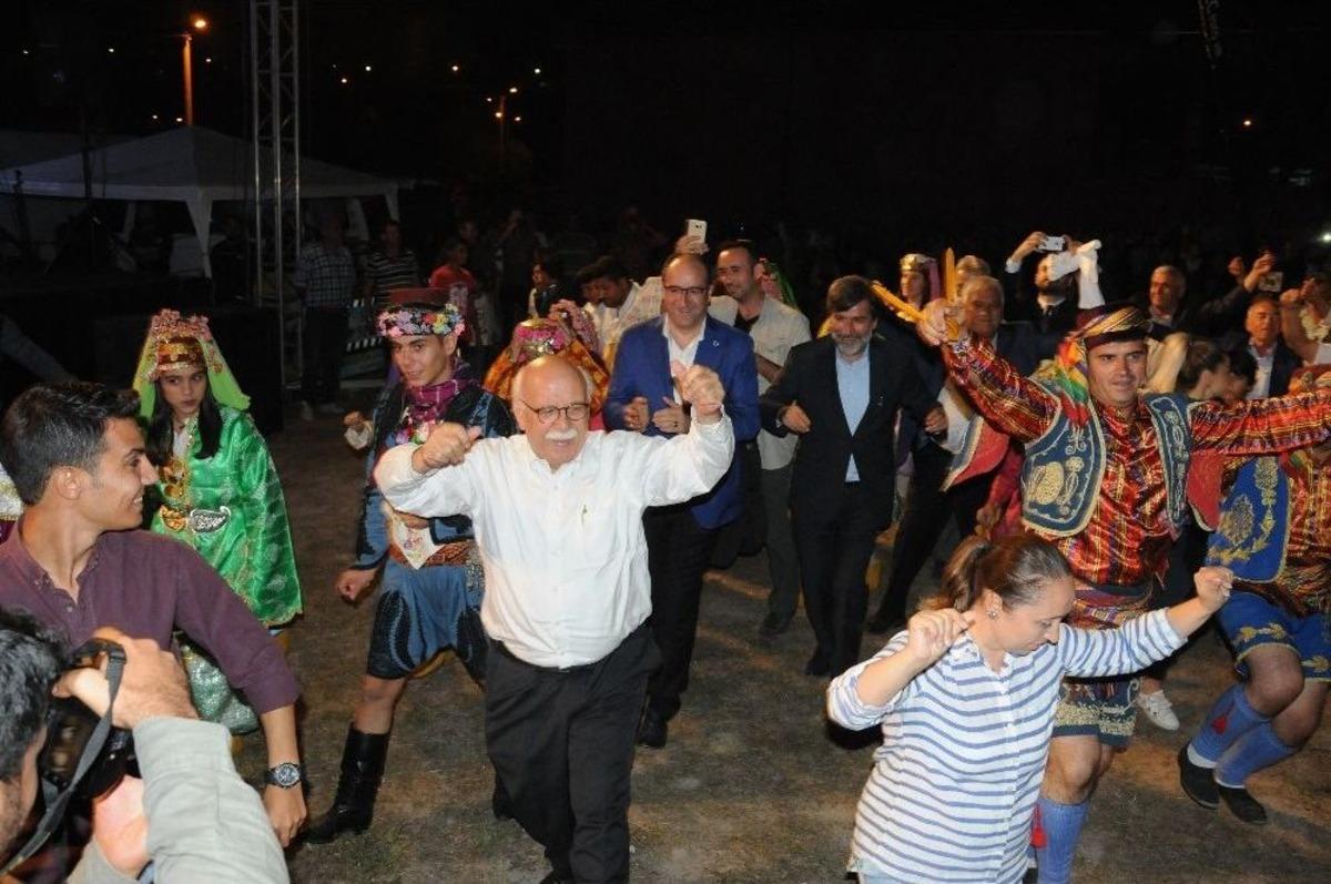 Eski Bakandan Efeleri Kıskandıracak Zeybek G&ouml;sterisi