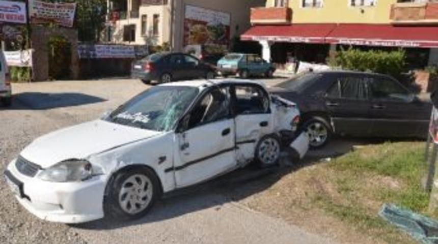 Otomobille Gezmeye &Ccedil;ıkan &Ouml;ğrenciler Kaza Yaptı