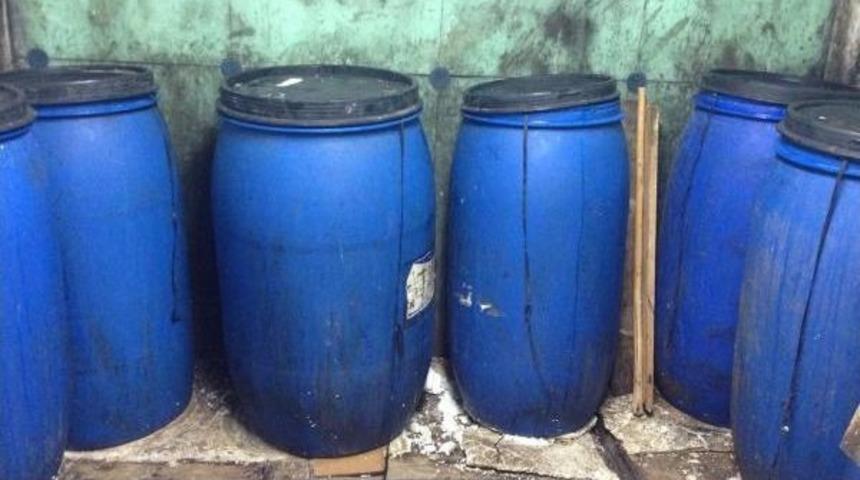 &Ccedil;orlu&rsquo;Da 2 Ton Sahte Rakı Ele Ge&ccedil;irildi: 2 G&ouml;zaltı